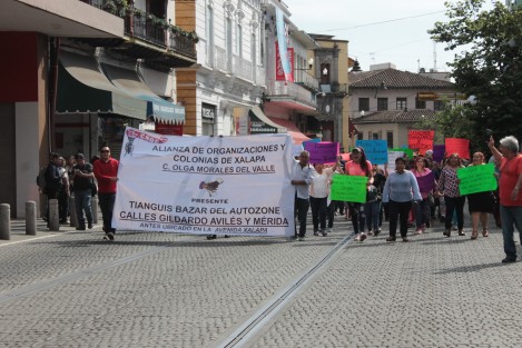 Comerciantes informales afiliados a la CROC marcharon hacia el centro de Xalapa para manifestarse contra las autoridades municipales inconformes por el retiro que se ha hecho de sus puestos en varios puntos de la ciudad. 