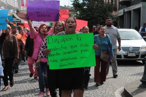 Comerciantes informales afiliados a la CROC marcharon hacia el centro de Xalapa para manifestarse contra las autoridades municipales inconformes por el retiro que se ha hecho de sus puestos en varios puntos de la ciudad. 
