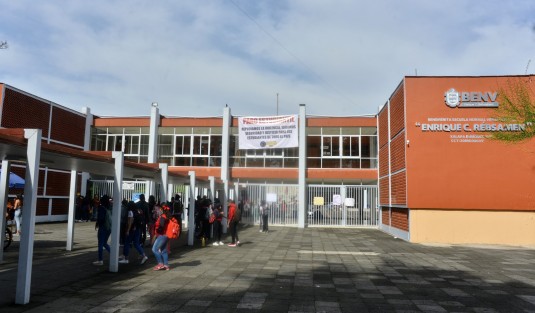 Estudiantes normalistas desde muy temprano comenzaron un  paro de labores de  72 horas, en repudio a la violencia e inseguridad  Exigen justicia para los estudiantes de todo el país. 