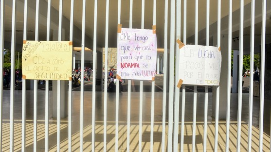 Estudiantes normalistas desde muy temprano comenzaron un  paro de labores de  72 horas, en repudio a la violencia e inseguridad  Exigen justicia para los estudiantes de todo el país. 