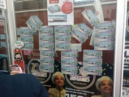 En varios puestos de lotería y con vendedores, ya comenzó la venta de billetes para la rifa del avión, en cual si llegas a ganar, te darán dinero cada cahito vale quinientos pesos  por si es de interés.