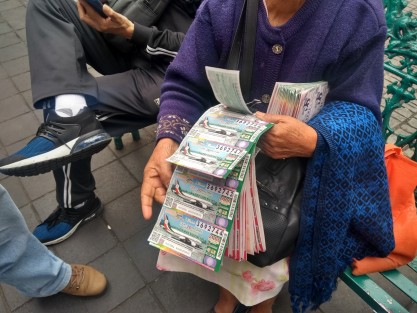 En varios puestos de lotería y con vendedores, ya comenzó la venta de billetes para la rifa del avión, en cual si llegas a ganar, te darán dinero cada cahito vale quinientos pesos  por si es de interés.