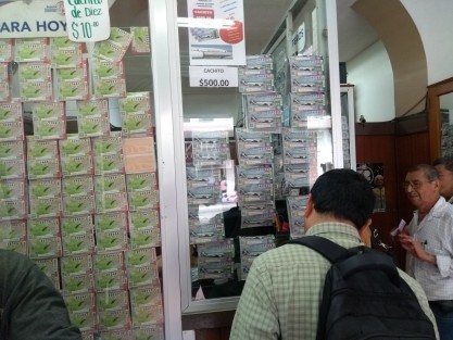 En varios puestos de lotería y con vendedores, ya comenzó la venta de billetes para la rifa del avión, en cual si llegas a ganar, te darán dinero cada cahito vale quinientos pesos  por si es de interés.