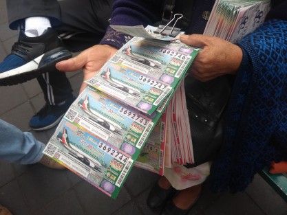 En varios puestos de lotería y con vendedores ya comenzó la venta de billetes para la rifa del avión en cuál si llegas a ganar te darán dinero cada cahito vale quinientos pesos  por si es de interés.