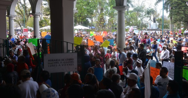 Comerciantes adheridos a la CROC marcharon desde varios puntos de la ciudad hacia el centro de la capital  para exigir un alto al hostigamiento por parte del Ayuntamiento de Xalapa. 