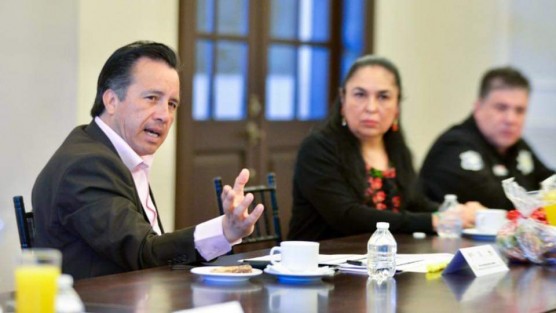 En la Mesa para Construcción de la Paz de este jueves, el Gobernador Cuitláhuac García informó que se dio seguimiento a los acuerdos de coordinación con la Universidad Veracruzana.‬ Además, se evaluó las medidas contra el abigeato. 
