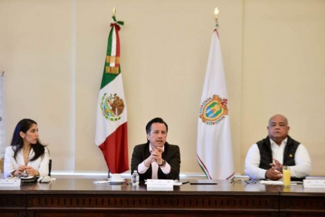 El gobernador Cuitláhuac García informó que  en los operativos de ayer se logró detener a dos presuntos delincuentes al momento que intentaron extorsionar al gerente de un banco con la privación de la libertad de su familia en #Coatzacoalcos.‬