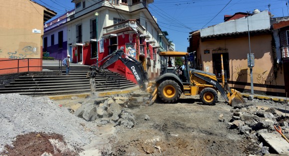 Al igual que otras obras de la ciudad de Xalapa, la de la calle Allende no se ha podido completar debido a muchos detalles que hacen falta, entre éstos: luminarias, señalización y demás, lo que deja claro que tanto el ayuntamiento de Xalapa como la constructora, lo que menos tienen es prisa por terminar.