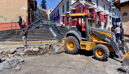 Al igual que otras obras de la ciudad de Xalapa, la de la calle Allende no se ha podido completar debido a muchos detalles que hacen falta, entre éstos: luminarias, señalización y demás, lo que deja claro que tanto el ayuntamiento de Xalapa como la constructora, lo que menos tienen es prisa por terminar.