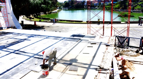 Como parte del Programa Estratégico de Mantenimiento Menor (PEMM) que la Universidad Veracruzana lleva a cabo en 417 inmuebles de las cinco regiones universitarias, en la Casa del Lago se realizan obras en el Foro Abierto. 