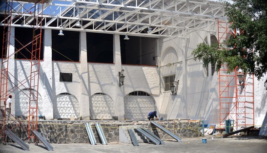 Como parte del Programa Estratégico de Mantenimiento Menor (PEMM) que la Universidad Veracruzana lleva a cabo en 417 inmuebles de las cinco regiones universitarias, en la Casa del Lago se realizan obras en el Foro Abierto. 
