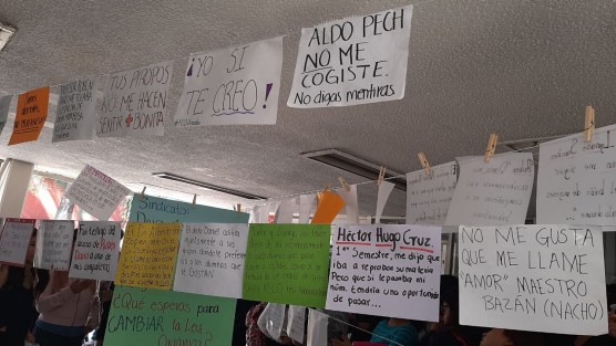 Este jueves estudiantes de la Facultad de Ciencias Químicas de la Universidad Veracruzana campus Orizaba, instalaron el <em>tendedero del acoso</em>, denunciando la situación de acoso que padecen por parte de maestros y personal.  