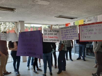 corresponsal multigráfica - Este jueves estudiantes de la Facultad de Ciencias Químicas de la Universidad Veracruzana campus Orizaba, instalaron el tendedero del acoso, denunciando la situación de acoso que padecen por parte de maestros y personal. 