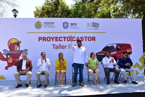 El titular de la Secretaría de Educación de Veracruz (SEV), Zenyazen Escobar García, dio el banderazo de arranque de nuevas unidades móviles en la Secundaria Técnica número 72, a fin de reparar mobiliario escolar de manera itinerante por todo el estado y donarlos después en óptimas condiciones a planteles que más lo necesitan.