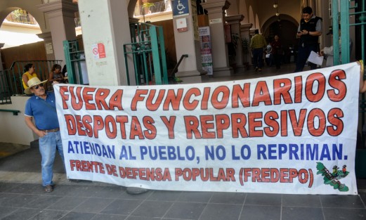 Integrantes  de Fredepo se manifestaron en la entrada del Palacio Municipal de Xalapa; reclaman obras para sus colonias y expresaron estar en contra de la instalación de parquímetros ya que dicen que primero quite los baches de las calles y terminen las obras pendientes.  