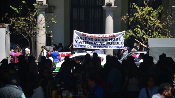Integrantes  de Fredepo se manifestaron en la entrada del Palacio Municipal de Xalapa; reclaman obras para sus colonias y expresaron estar en contra de la instalación de parquímetros ya que dicen que primero quite los baches de las calles y terminen las obras pendientes.  