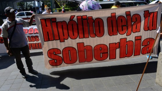 Integrantes  de Fredepo se manifestaron en la entrada del Palacio Municipal de Xalapa; reclaman obras para sus colonias y expresaron estar en contra de la instalación de parquímetros ya que dicen que primero quite los baches de las calles y terminen las obras pendientes.  