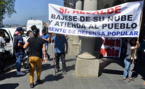 Integrantes  de Fredepo se manifestaron en la entrada del Palacio Municipal de Xalapa; reclaman obras para sus colonias y expresaron estar en contra de la instalación de parquímetros ya que dicen que primero quite los baches de las calles y terminen las obras pendientes.  