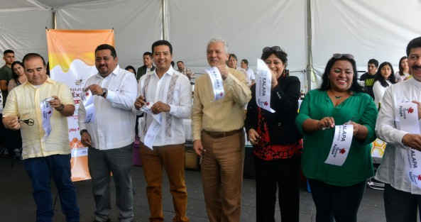 Después de inaugurar la Segunda Expo Miel Xalapa 2020 que se encuentra en el parque Juárez,  el alcalde Hipólito Rodríguez prefirió salir por la parte trasera y rodeado de seguridad ya que había manifestantes en la entrada de Palacio Municipal.