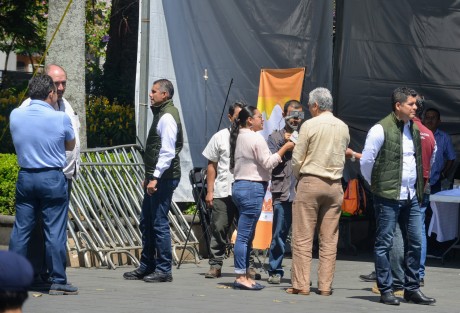 Incluso algunas entrevistas las dio rodeado de su cuerpo de seguridad y colaboradores por aquello de las manifestaciones.