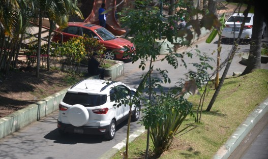 Su auto lo estacionaron por el Ágora de la Ciudad  para poder salir sin ser molestado. 