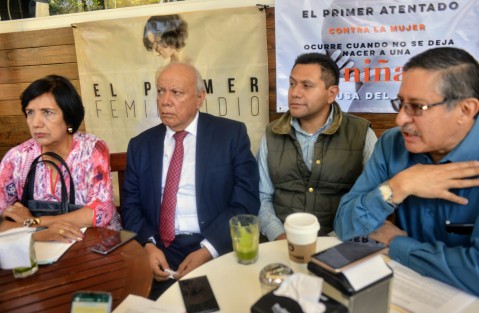 Integrantes del Frente Nacional por la Familia- Xalapa negaron que ellos hayan enviado al provocador de la marcha de mujeres y dijeron estar en contra de estas conductas.
