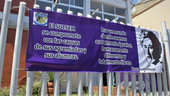 Asílucela fachada de la Escuela de Bachilleres Ricardo Flores Magón, más conocida como Oficial B.  