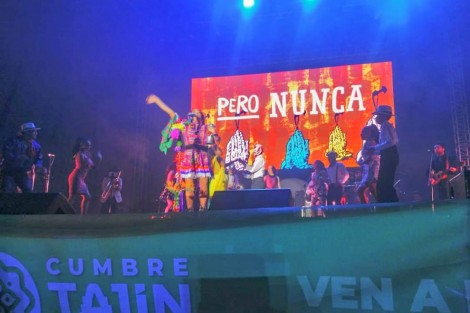 Una noche llena de cultura y tradición fue el marco perfecto para que el Ballet de Casa de Cultura de Teocelo hiciera su presentación en el escenario de la Cumbre Tajín 2020, acompañando en su concierto a la internacional cantautora mexicana Lila Downs. 