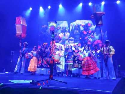 Una noche llena de cultura y tradición fue el marco perfecto para que el Ballet de Casa de Cultura de Teocelo hiciera su presentación en el escenario de la Cumbre Tajín 2020, acompañando en su concierto a la internacional cantautora mexicana Lila Downs. 