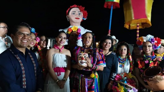 Durante la presentación la Síndica Municipal Zayra del Carmen Martínez Andrade; la Presidenta del Sistema Municipal DIF Mara Chama Villa y la Dirección de Cultura y Turismo, estuvieron pendientes en todo momento  de las necesidades y  desarrollo de la presentación del Ballet y al termino de ésta, externaron su agradecimiento en nombre del Municipio de Teocelo a Lila Downs. 