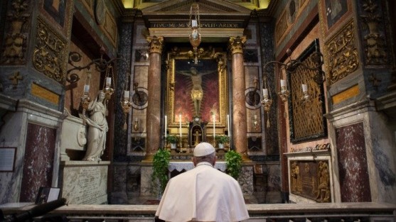 La Prefectura de la Casa Pontificia anunció este domingo que debido a la emergencia sanitaria que se vive en Europa, se ha determinado que los actos correspondientes a la Semana Santa, el Papa Francisco las presidirá sin fieles.