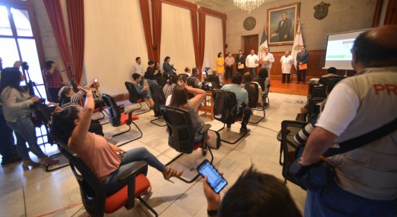 Previo la conferencia de prensa en Palacio de Gobierno, a todos los representantes de los medios se les proporcionó gel antibacterial, y los lugares en la Sala de Banderas fueron espaciados como medida de prevención. 