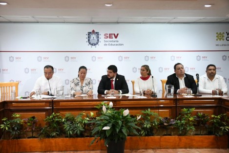  Zenyazen Escobar,  secretario de Educación, detalló las medidas que tomarán escuelas públicas y privadas ante la suspensión de clases por el coronavirus. Reiteró que la suspensión no son vacaciones, sino que se exhorta al aislamiento. 