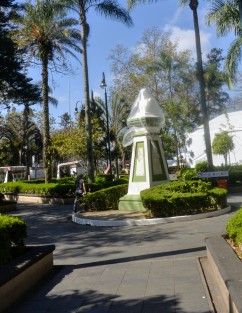 A seguir  el ejemplo de los héroes patrios y evitar contacto con otros.  Hasta los monumentos del parque Juárez de Xalapa lo saben.  