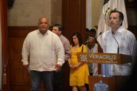 A través de un llamado a los consejeros del Organismo Público Local Electoral (OPLE) y partidos políticos, el gobernador Cuitláhuac García Jiménez presentó una propuesta que permitiría disminuir gastos en los procesos electorales locales. 
