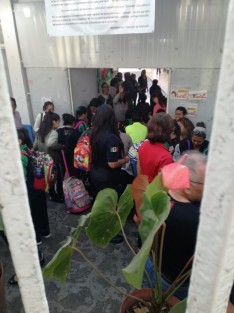 Autoridades estatales de Educación hicieron girar el formato que cada uno de los escolapios deben llenar para poder entrar a las escuelas. La medida causó aglomeraciones en la entrada de algunas escuelas. 
