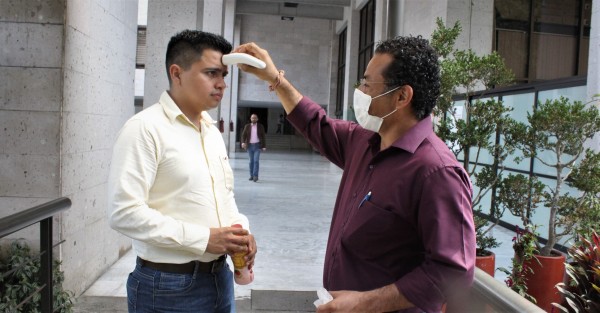 En el Congreso del Estado se reforzaron las medidas de prevención de contagios con la aplicación de gel antibacterial para quienes ingresan además de tomar la temperatura, con el fin de detectar signos de alarma.