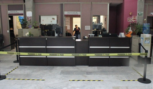 En las oficinas se acordonó los módulos para que quienes acudan a algún trámite guarden la distancia de 1 metro como se recomienda. 