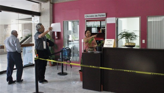 En las oficinas se acordonó los módulos para que quienes acudan a algún trámite guarden la distancia de 1 metro como se recomienda. 