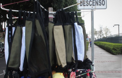Como nunca faltan quienes ven en toda situación la oportunidad de hacer negocio, ya se vende cubrebocas lavables. 
