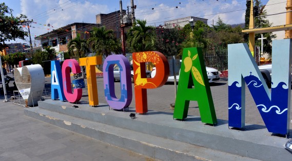 El regidor de Movimiento Ciudadano, Eduardo Carranza Barradas, rindió  protesta el pasado fin de semana como alcalde interino de Actopan y  hasta hoy realizó sus primeras actividades  en ese municipio que permanecía acéfalo luego de que el Congreso de Estado revocó el mandato del Alcalde y la Síndica por malversación de recursos. 