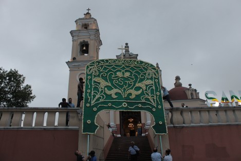 Las autoridades han solicitado la cancelación de eventos masivos, por lo  que las actividades programadas para la fiesta patronal en la iglesia de San José en Xalapa se han disminuido o cancelado. Esta tarde un reducido grupo de fieles colocó un arco en la entrada y unas letras iluminadas. 