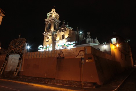 Las autoridades han solicitado la cancelación de eventos masivos, por lo  que las actividades programadas para la fiesta patronal en la iglesia de San José en Xalapa se han disminuido o cancelado. Esta tarde un reducido grupo de fieles colocó un arco en la entrada y unas letras iluminadas. 