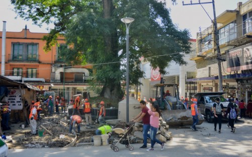 Trabajadores de la obra de la calle Revolución  siguen tratando de terminar los últimos trabajos; las empresas contratadas tienen hasta el último día de mes para concluir.   