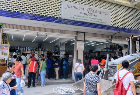 Ante la escasez de gel antibacterial en establecimientos, en la farmacia más popular donde se venden materiales para fabricarlo, las personas hacen larga fila para comprar los materiales.  