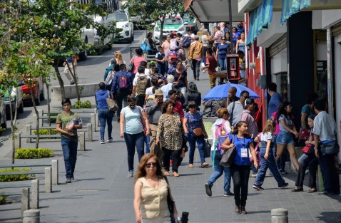 Pese a la recomendación de mantenerse aislado, muchas personas, por necesidad o por dejadez, siguen realizando su vida normal.  A lo más algunos portan cubrebocas, aunque también se ha señalado que sólo deben usarlo personas enfermas.