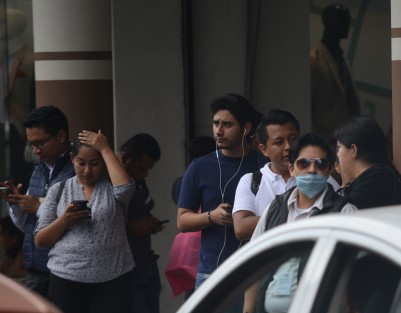 Pese a la recomendación de mantenerse aislado, muchas personas, por necesidad o por dejadez, siguen realizando su vida normal.  A lo más algunos portan cubrebocas, aunque también se ha señalado que sólo deben usarlo personas enfermas.