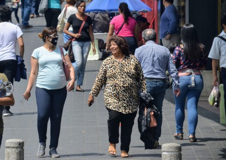 Pese a la recomendación de mantenerse aislado, muchas personas, por necesidad o por dejadez, siguen realizando su vida normal.  A lo más algunos portan cubrebocas, aunque también se ha señalado que sólo deben usarlo personas enfermas.