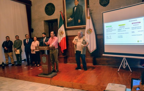 El gobernador Cuitláhuac García, en compañía del delegado federal, Manuel Huerta y autoridades de la SEV, señalaron que seguirán los programas de apoyo federales para no detener el flujo de más de 3 mil millones de pesos mensuales en la entidad, recursos que serán necesarios en etapas más avanzadas de la pandemia de coronavirus. 