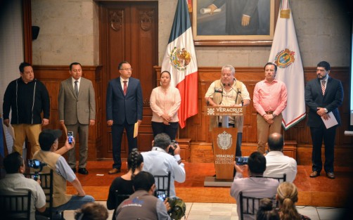 El gobernador Cuitláhuac García, en compañía del delegado federal, Manuel Huerta y autoridades de la SEV, señalaron que seguirán los programas de apoyo federales para no detener el flujo de más de 3 mil millones de pesos mensuales en la entidad, recursos que serán necesarios en etapas más avanzadas de la pandemia de coronavirus. 